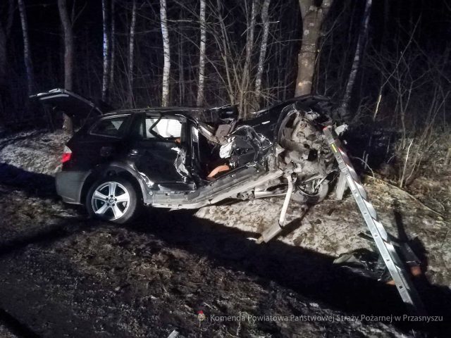 BMW roztrzaskało się o drzewo, ranne trzy osoby (zdjęcia)
